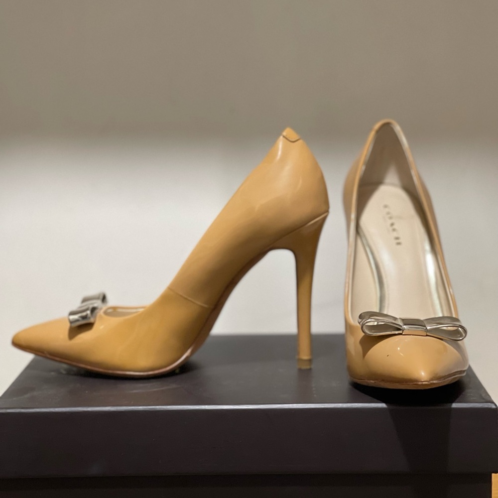 Tan Coach pumps with silver metal bows size 6